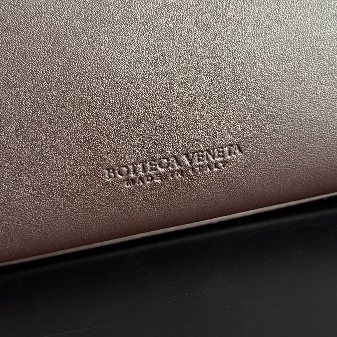Batch 2060 BottegaVeneta Latest Ciao Ciao Bag Silky cowhide two-way flap handbag with signature twist detail, hidden hook closure, flap can be fastened to the front or attached to the INTRECCIATO woven internal pocket, comes with an adjustable and removable crossbody strap, internal compartment, and also features a zippered pocket. The surprise flap has various shapes. Style 1 - Cover the bag surface, exposing the knot and knot decoration. Style 2 - Place the flap inside the bag. A buckle is also designed. Style 3 - The U-shaped position of the top handle in the hand bag. Style No.: 835835 Size: 26*19*10.5cm